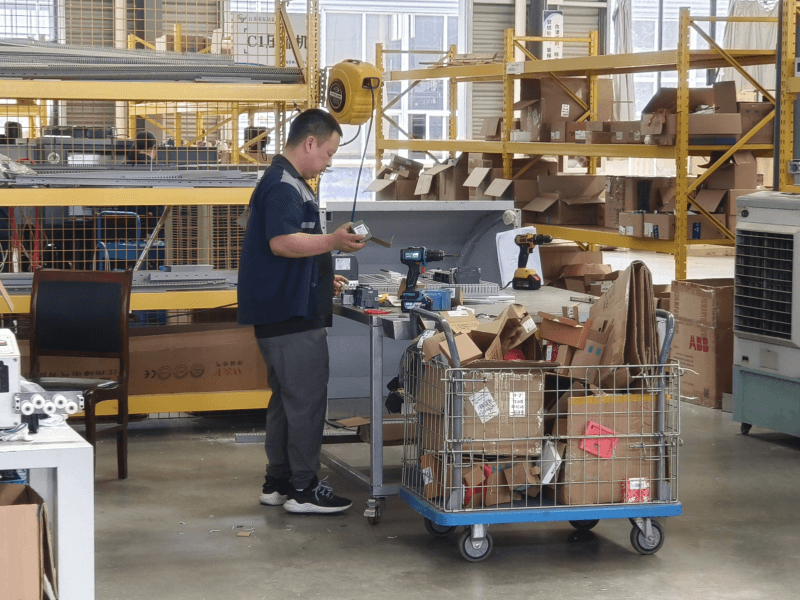 熱浪滾滾，他們?cè)诟邷刂?逆行