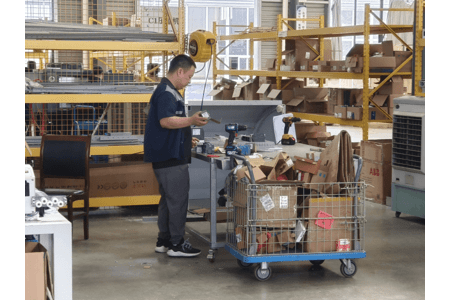 熱浪滾滾，他們?cè)诟邷刂?逆行